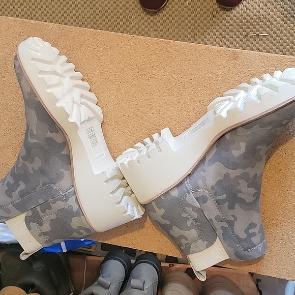 women's *new* camouflage, size 9 cloth booties - Picture 3 of 6